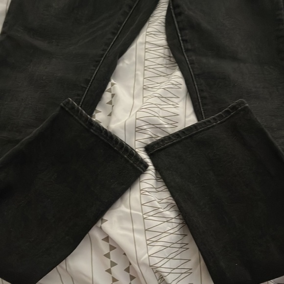 Classic Mid Rise Levi’s - Picture 2 of 5